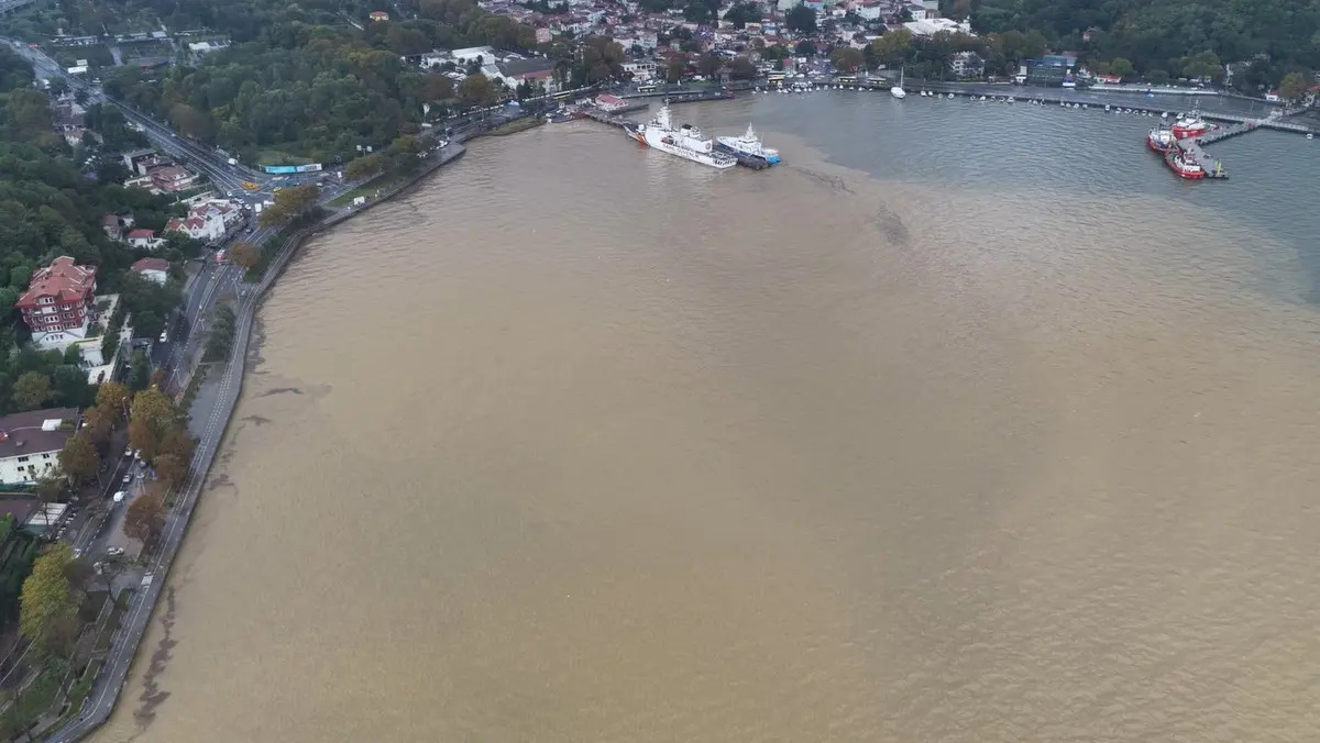 Görüntüler sağanak yağış sonrası İstanbul Boğazı'ndan! Deniz kahverengiye döndü 4