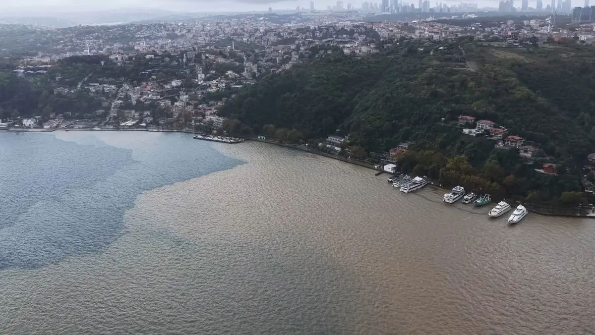 Görüntüler sağanak yağış sonrası İstanbul Boğazı'ndan! Deniz kahverengiye döndü 8
