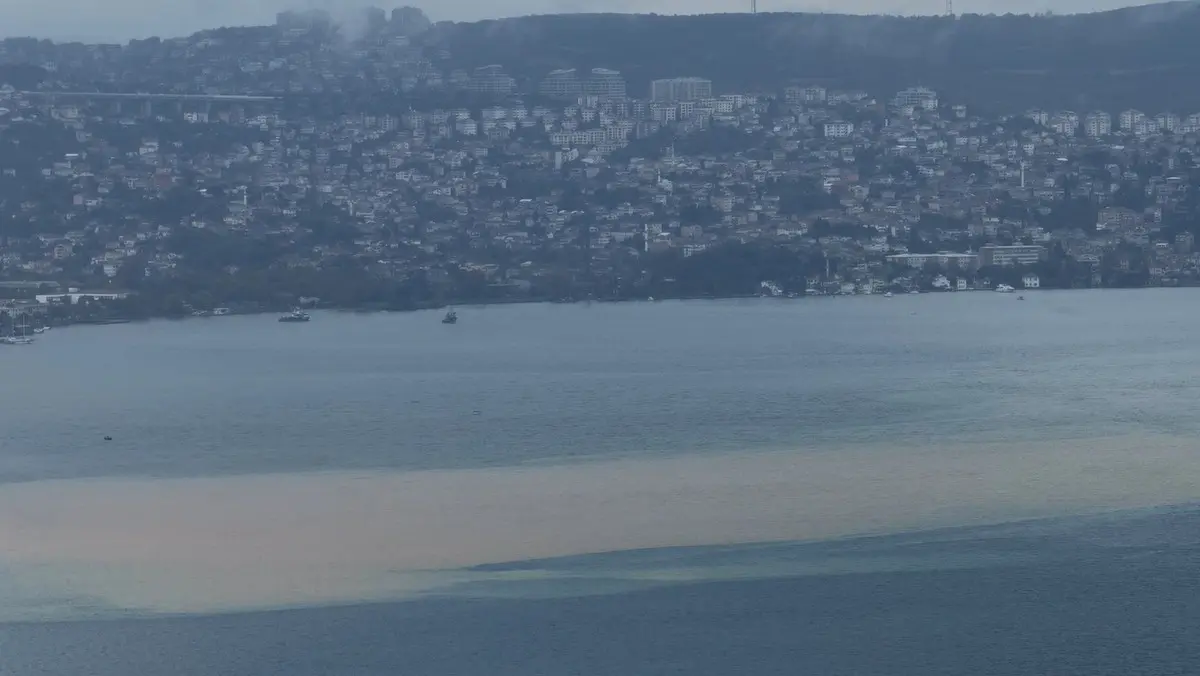 Görüntüler sağanak yağış sonrası İstanbul Boğazı'ndan! Deniz kahverengiye döndü 11