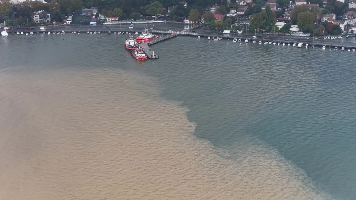 Görüntüler sağanak yağış sonrası İstanbul Boğazı'ndan! Deniz kahverengiye döndü 5