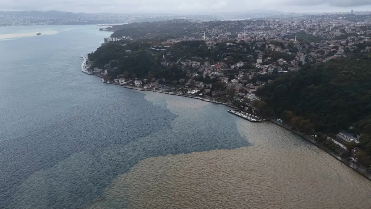 Görüntüler sağanak yağış sonrası İstanbul Boğazı'ndan! Deniz kahverengiye döndü 7