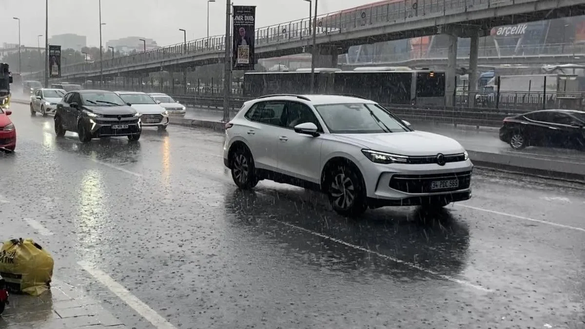 İstanbul’da Sağanak Yağış Hayatı Olumsuz Etkiliyor!