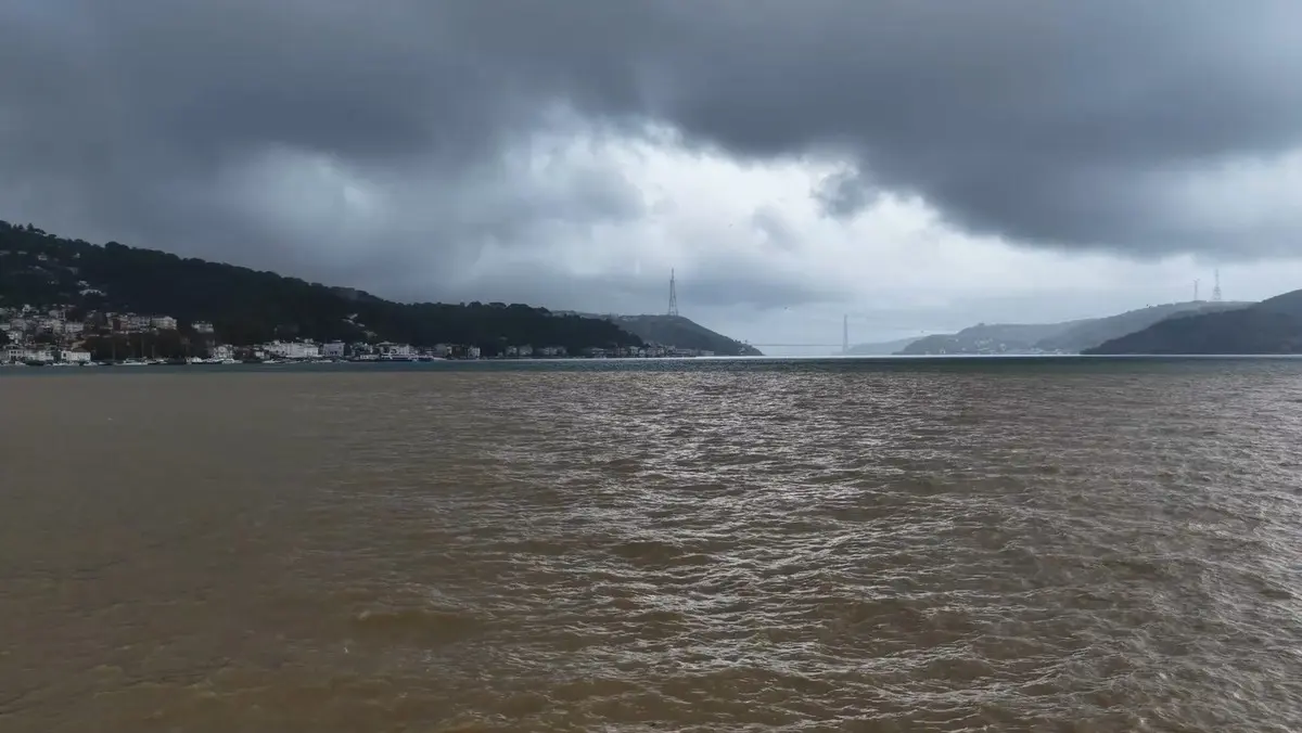 Görüntüler sağanak yağış sonrası İstanbul Boğazı'ndan! Deniz kahverengiye döndü 2