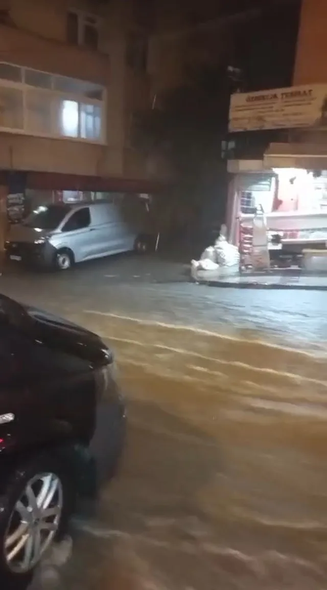 İstanbul’da Sağanak Yağış, Trafiği Olumsuz Etkiledi