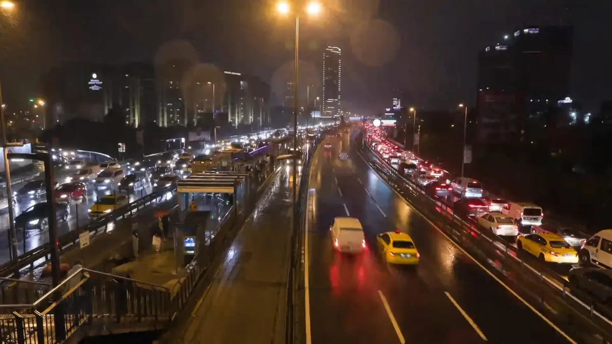 İstanbul Valisi Gül den sağanak uyarısı: 'Özel araçlarınızla trafiğe çıkmaktan kaçının'