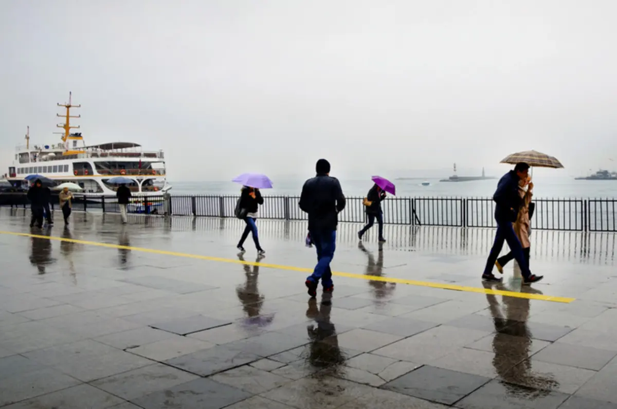 İstanbul da güneş bir anda kayboldu! Meteoroloji saat verip uyardı: Sağanak ve kuvvetli rüzgar geliyor 2