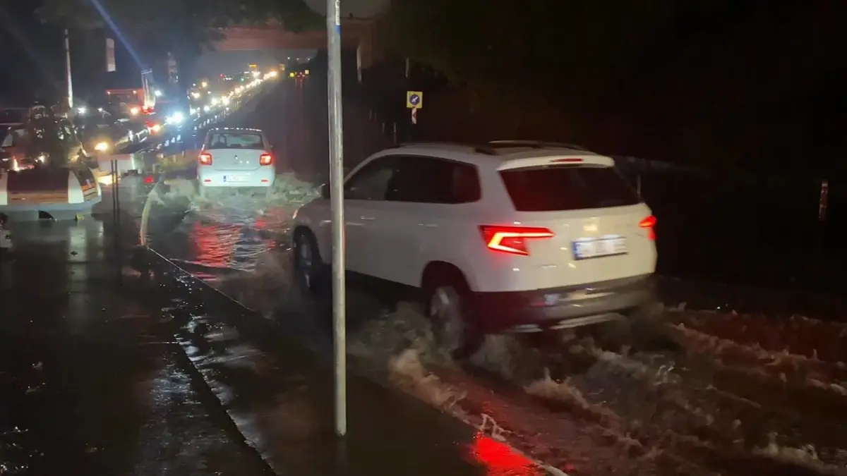 İstanbul’da sağanak etkili oluyor; yollar göle döndü 2