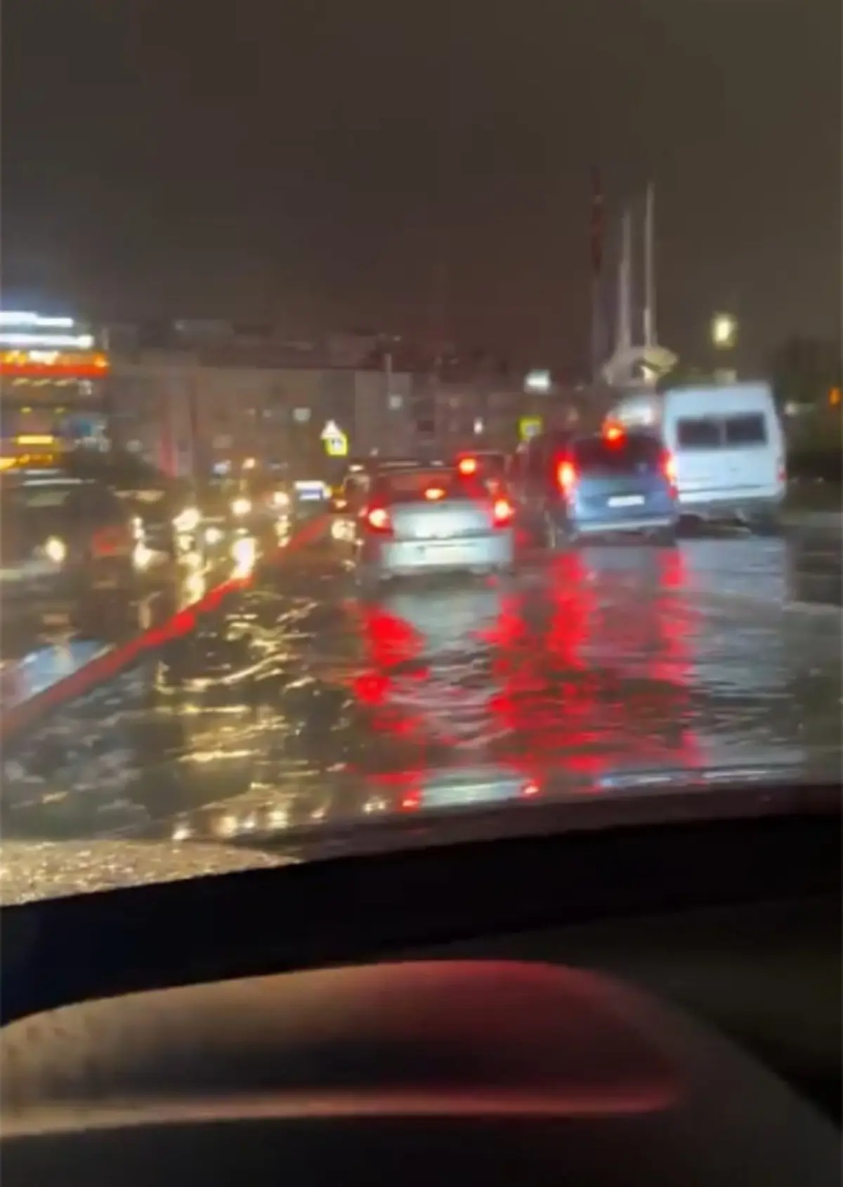 İstanbul’da sağanak etkili oluyor; yollar göle döndü 3