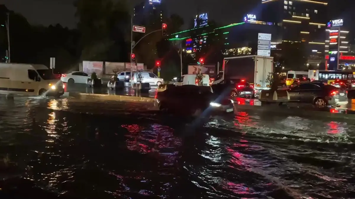 İstanbul’da sağanak etkili oluyor; yollar göle döndü 4
