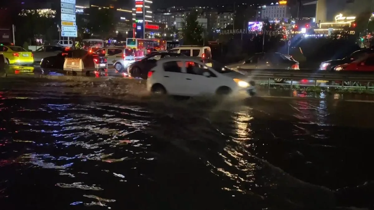 İstanbul’da Sağanak Yağış, Yollar Göle Döndü!