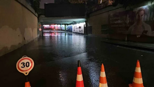 İstanbul’da Sağanak Yağış Yolları Suya Gömünce Kaos Yaşandı