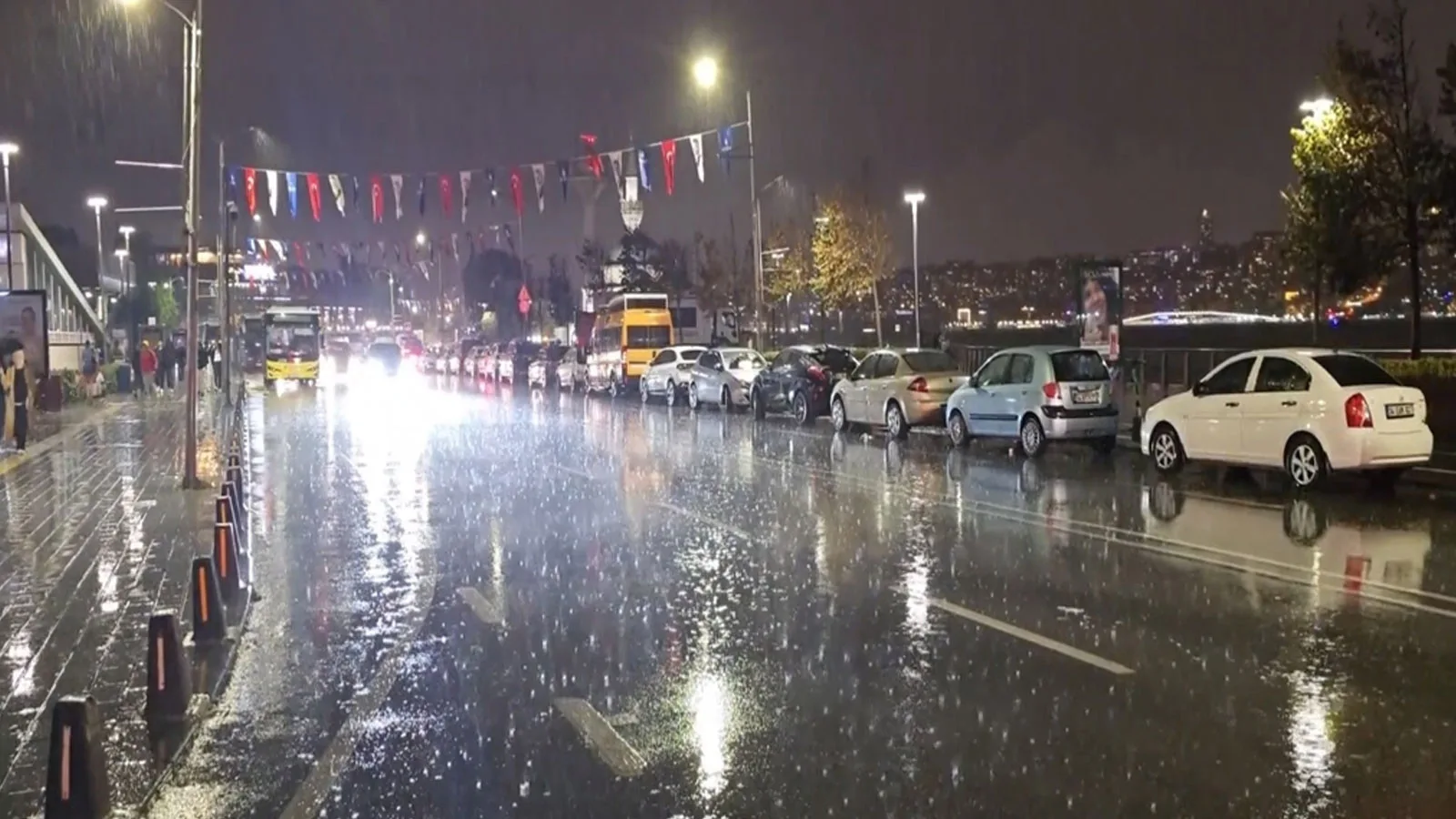 İstanbul’da Sağanak Yağmur Hayatı Olumsuz Etkiledi!