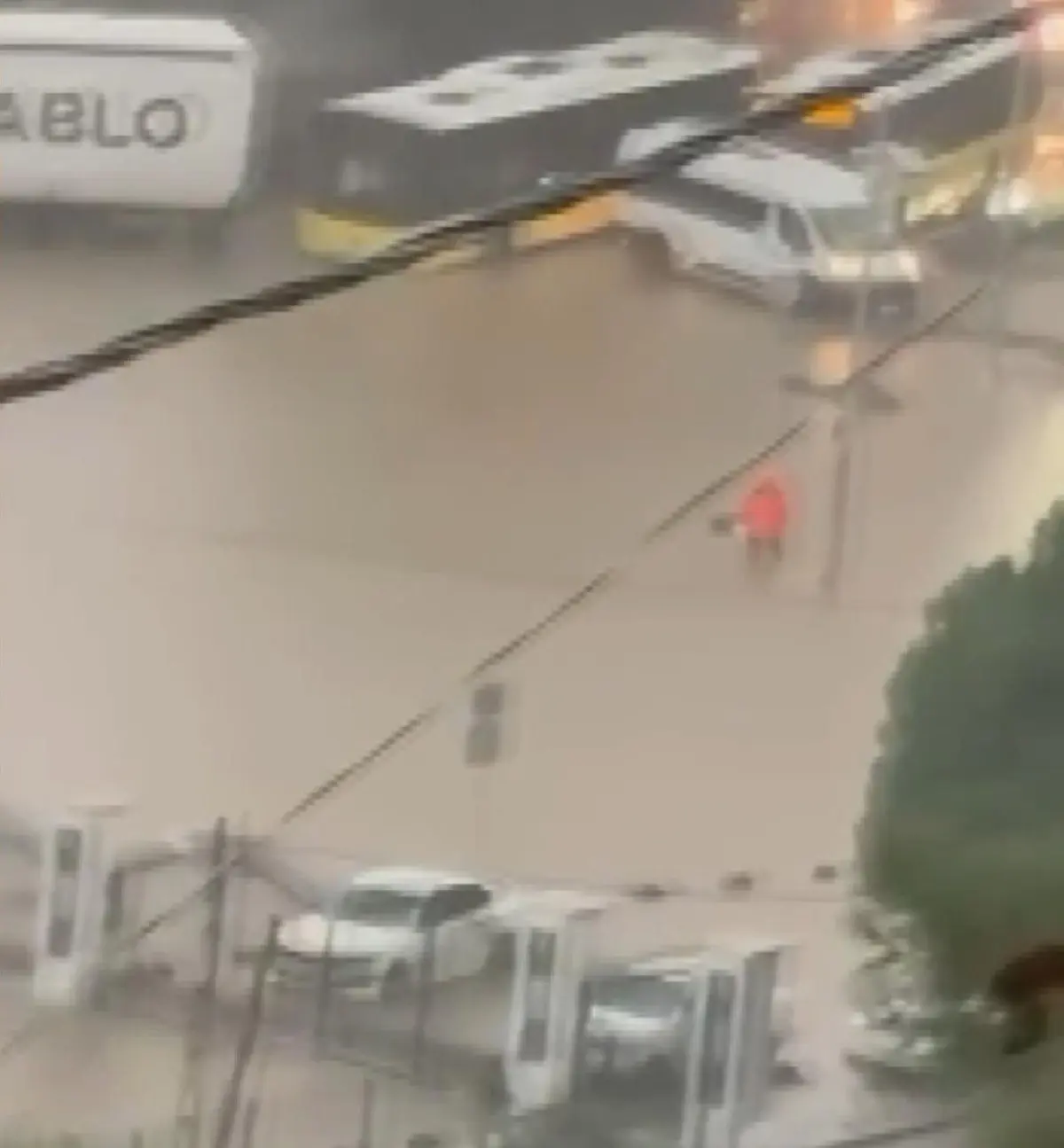 İstanbul sağanağa teslim! Yollar göle döndü: Bir kadın sulara böyle kapıldı... 7