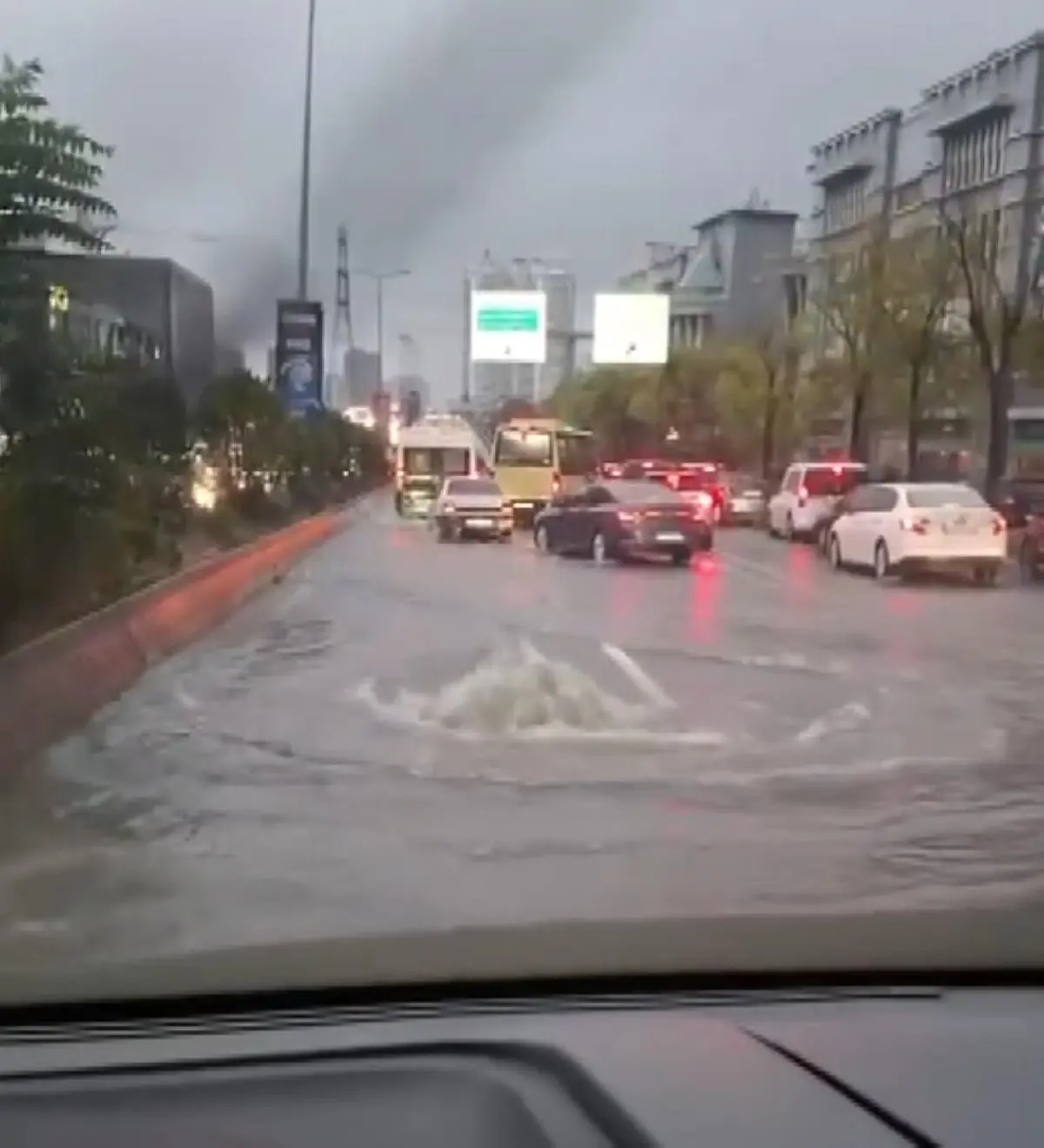 İstanbul sağanağa teslim! Yollar göle döndü: Bir kadın sulara böyle kapıldı... 6