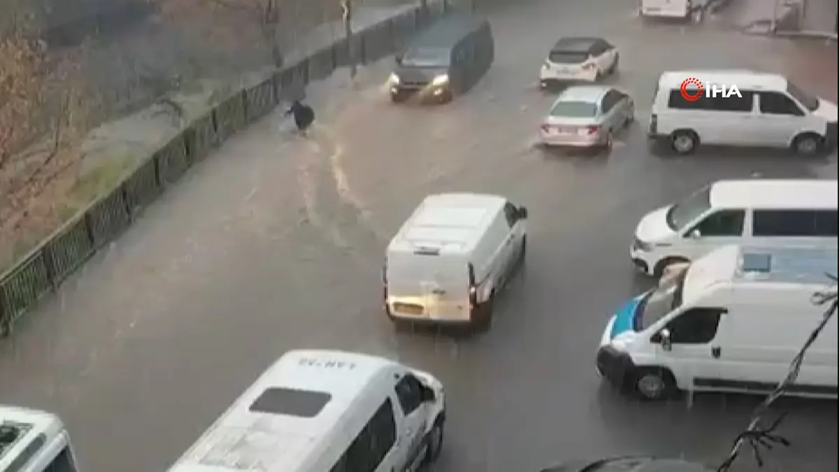 İstanbul sağanağa teslim! Yollar göle döndü: Bir kadın sulara böyle kapıldı... 2