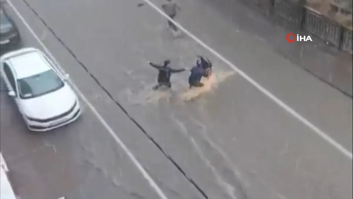 İstanbul sağanağa teslim! Yollar göle döndü: Bir kadın sulara böyle kapıldı... 4
