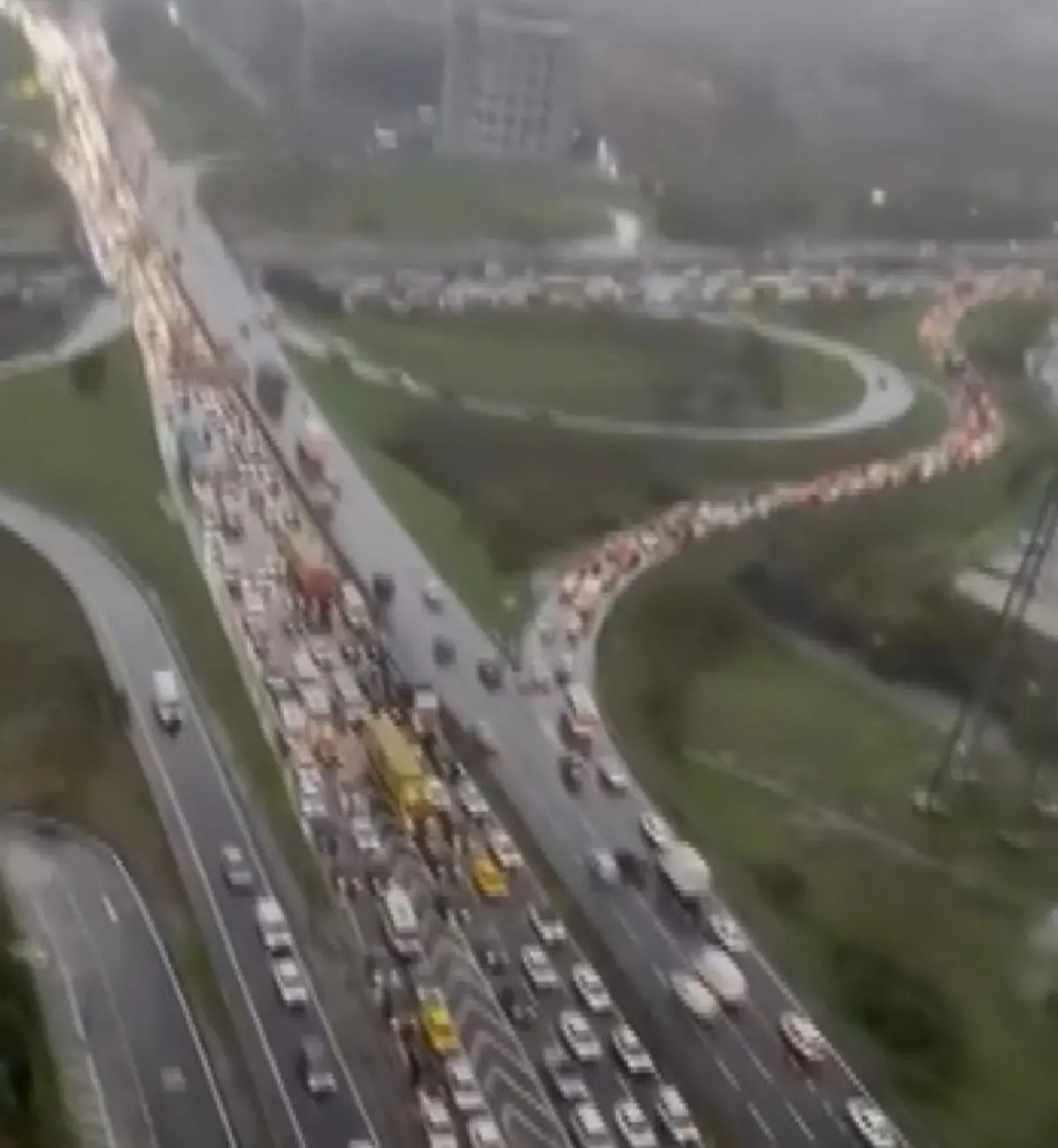 İstanbul sağanağa teslim! Yollar göle döndü: Bir kadın sulara böyle kapıldı... 8