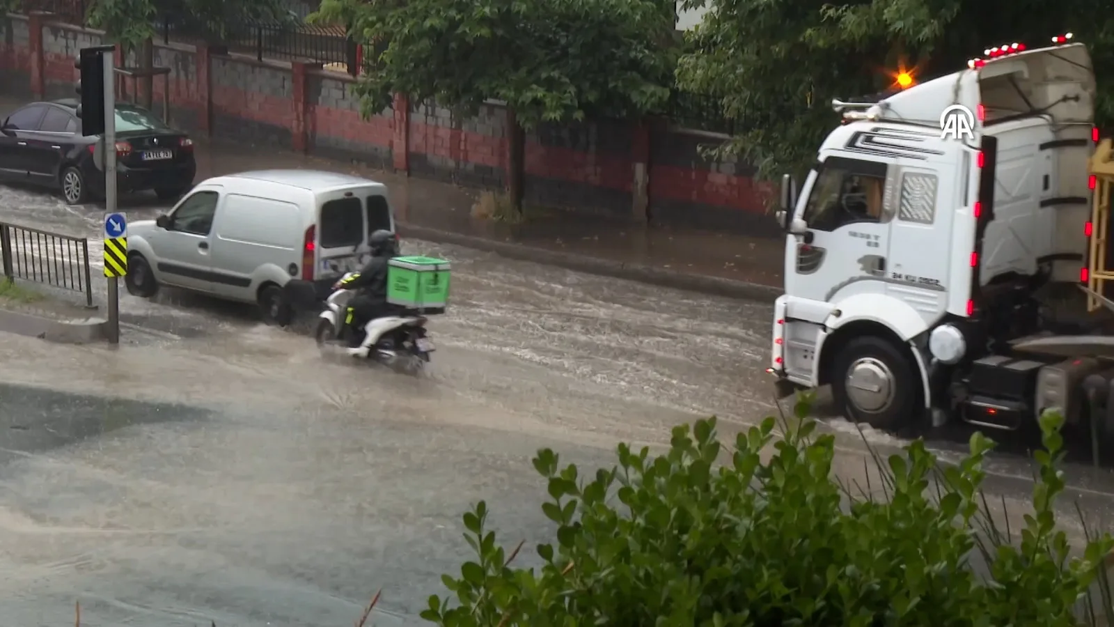 İstanbul’da Sel Felaketi: Sokaklar Su Altında!