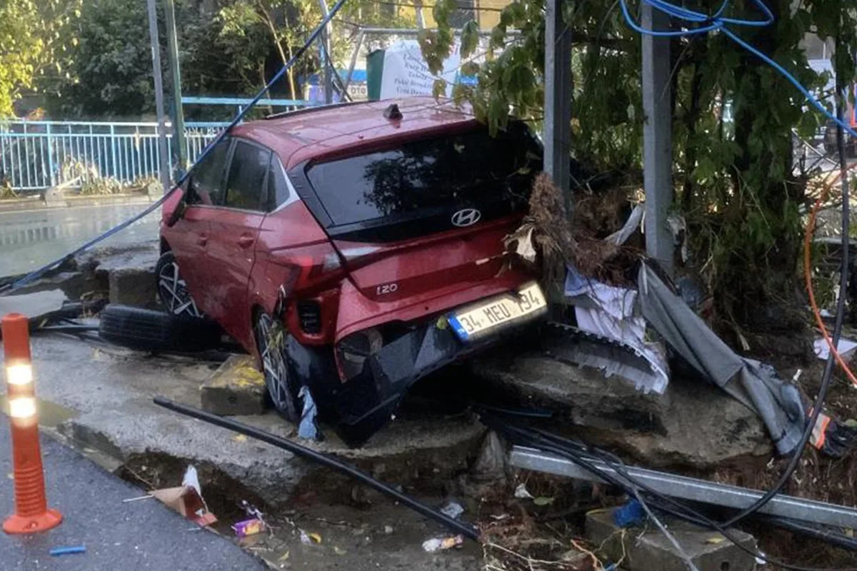 İstanbul’da Sel Felaketi: Vatandaşlar Mahsur Kaldı!