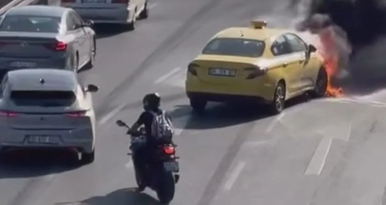 İstanbul’da Taksi Yangını Trafiği Felç Etti!