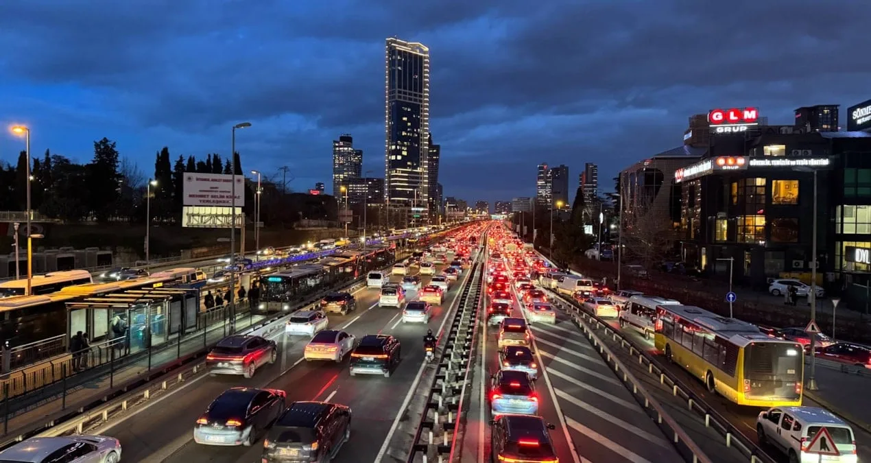 İstanbul’da Trafik Felç Oldu: Toplu Taşımaya Akın!