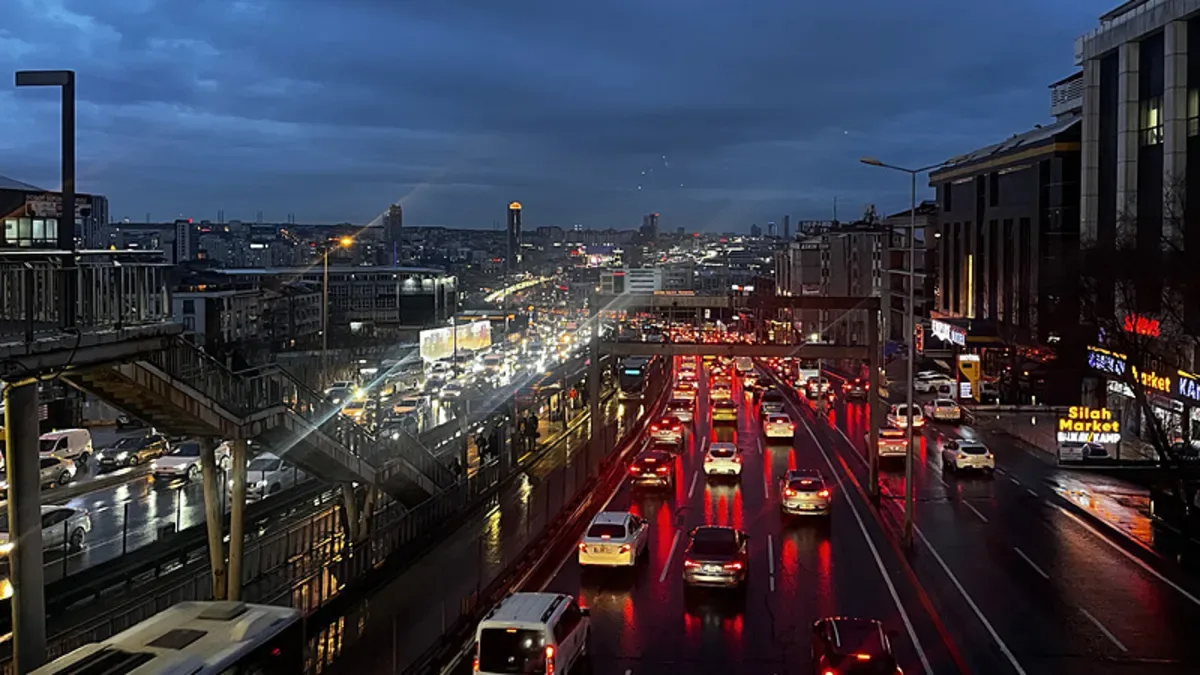 İstanbul’da Trafik Yoğunluğu Zirveye Ulaştı!