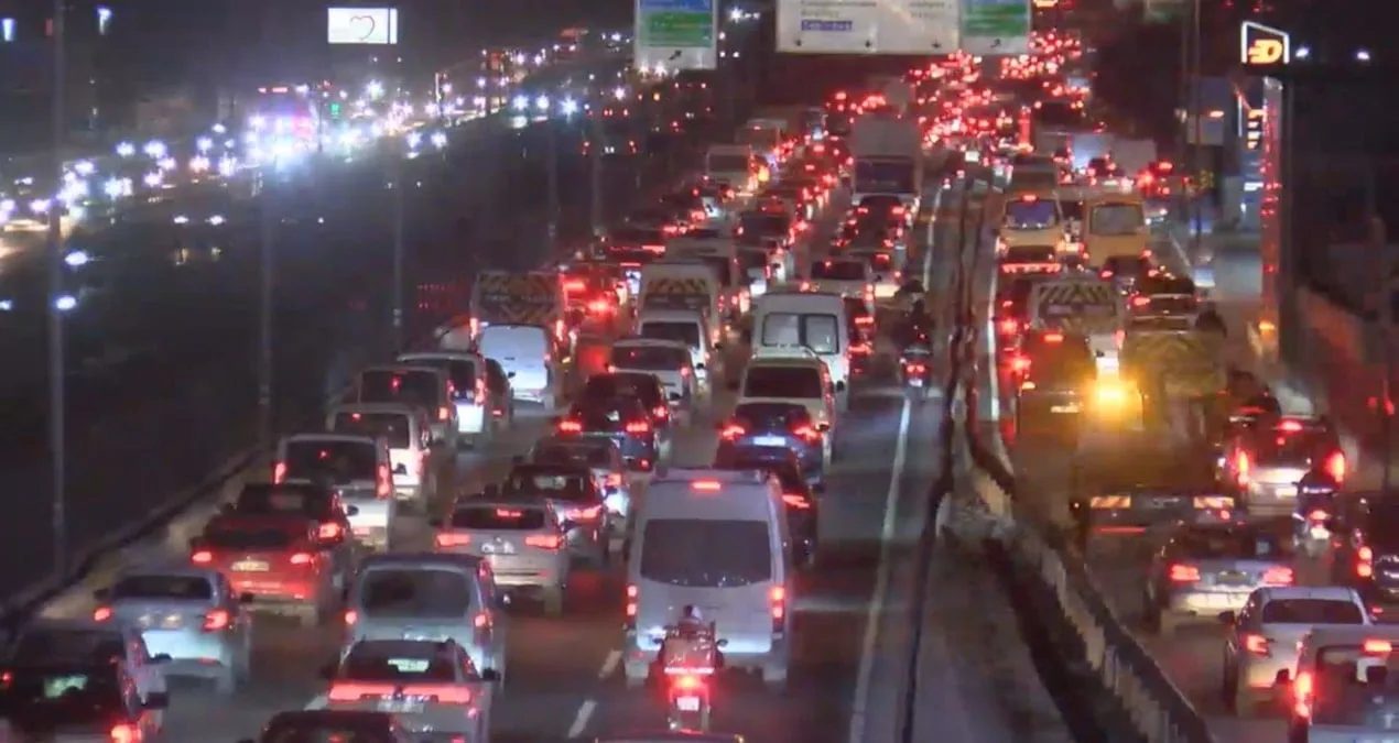 İstanbul’da Yağışla Birlikte Trafik Kilitlendi!