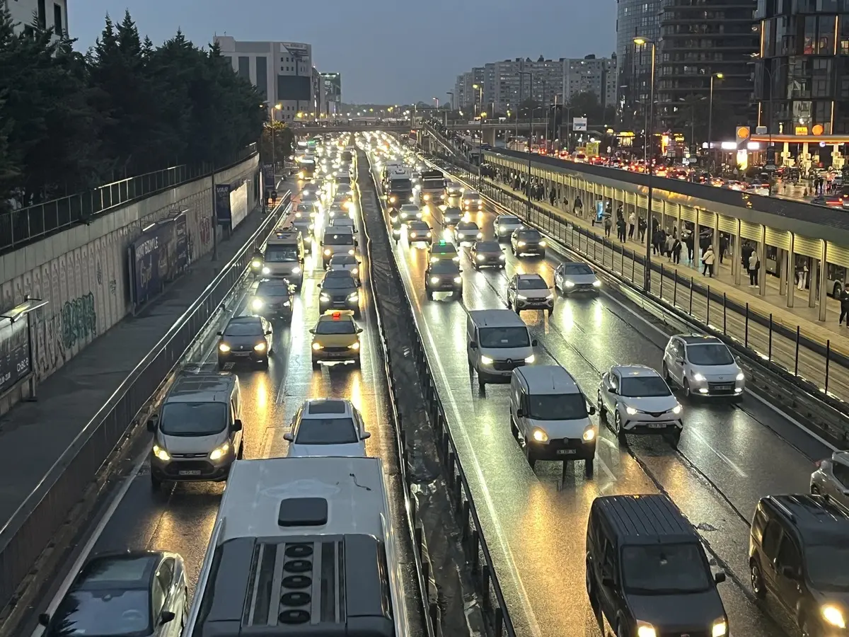 İstanbul da yağmur yağdı, neredeyse hayat durdu! Trafik yoğunluğu yüzde 89'a ulaştı 2