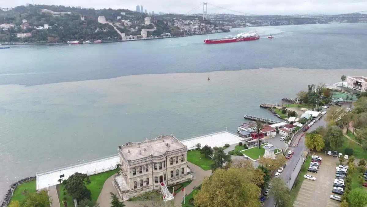 İstanbul da yine aynı görüntü! Çamur Boğaz ı kapladı, deniz kahverengiye döndü 1