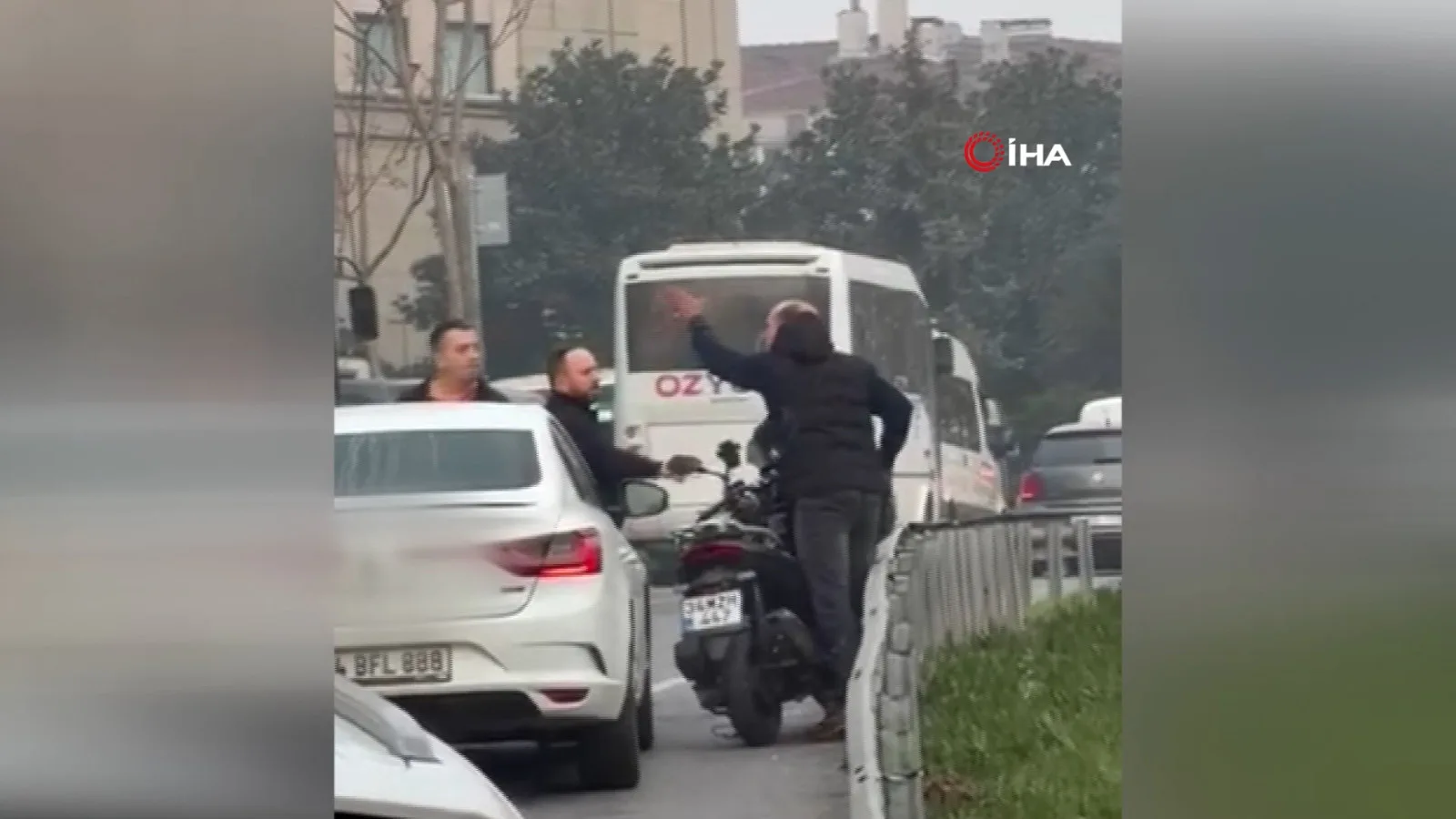 İstanbul’da Yol Verme Kavgası Kaza Yola Çıkardı!
