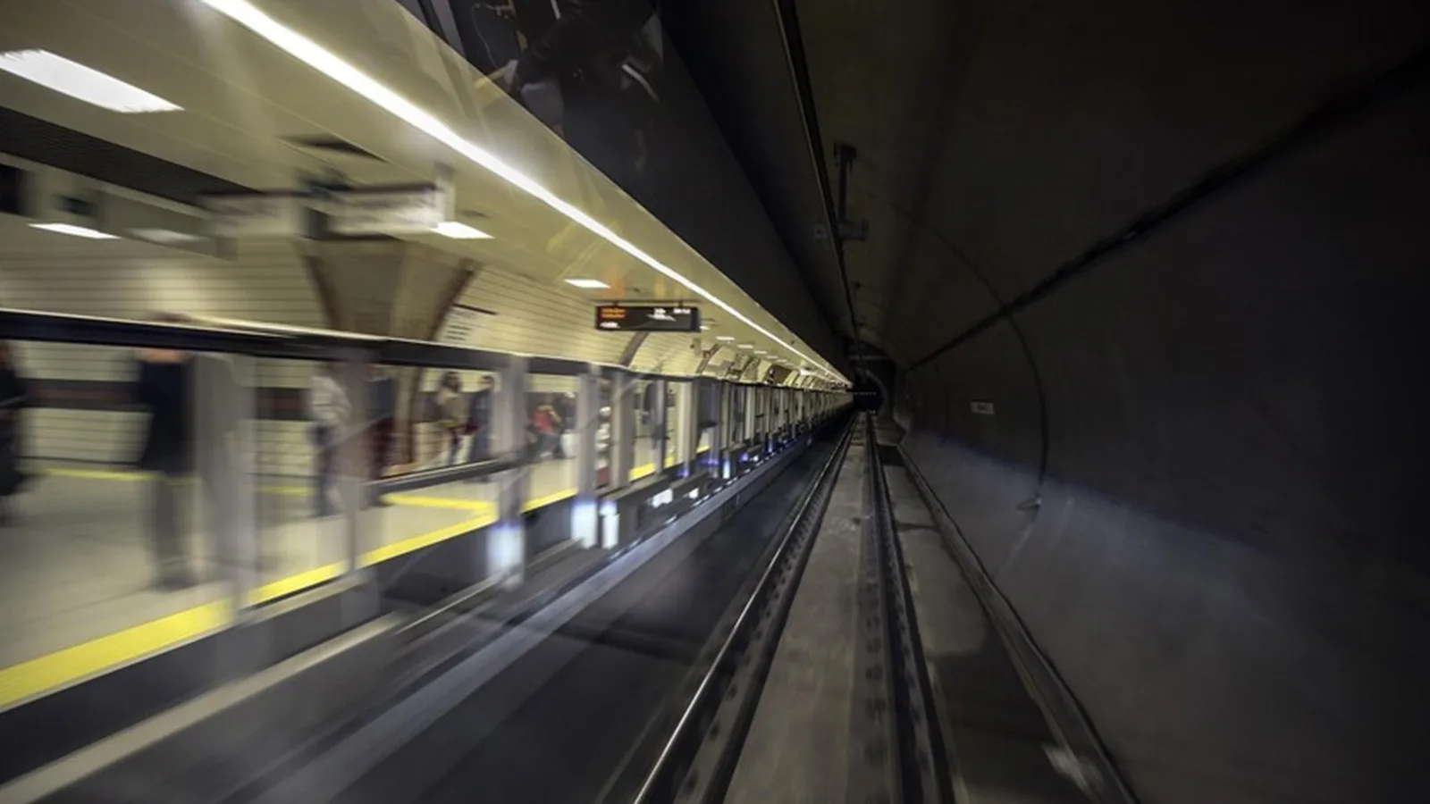 İstanbul Metrosu’nda Su Sızıntısı: Seferler Durduruldu