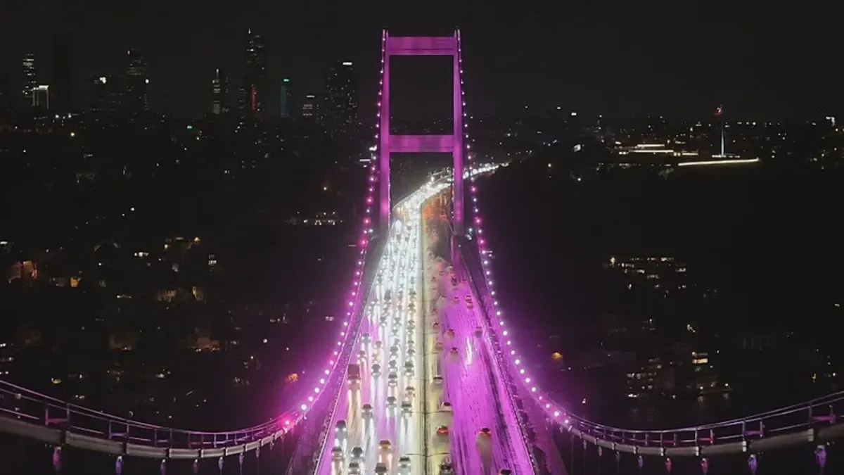 İstanbul Pembe Işıklarla Meme Kanserine Dikkat Çekti!