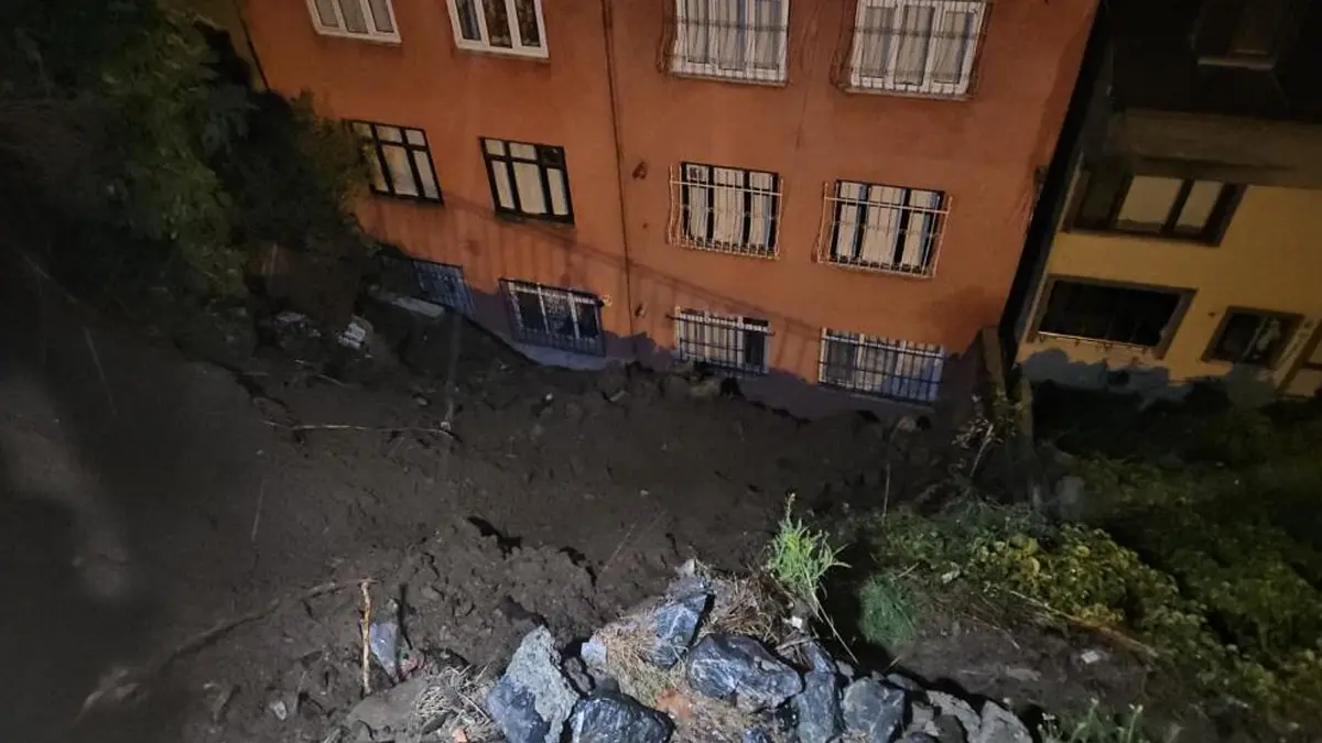 İstanbul ve Ankara da sağanak: Yollar çöktü, toprak kaydı, evleri su bastı 6