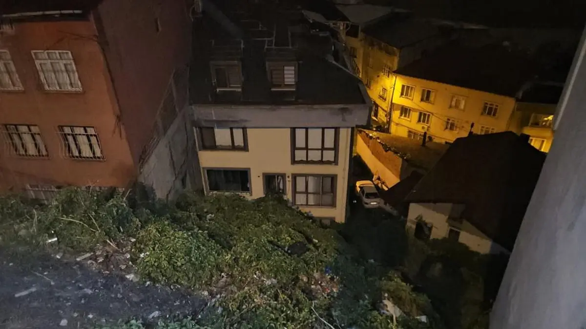 İstanbul ve Ankara da sağanak: Yollar çöktü, toprak kaydı, evleri su bastı 5