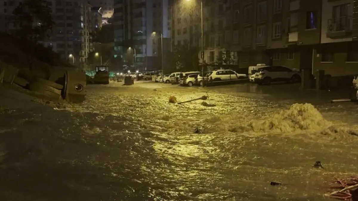 İstanbul ve Ankara da sağanak: Yollar çöktü, toprak kaydı, evleri su bastı 3