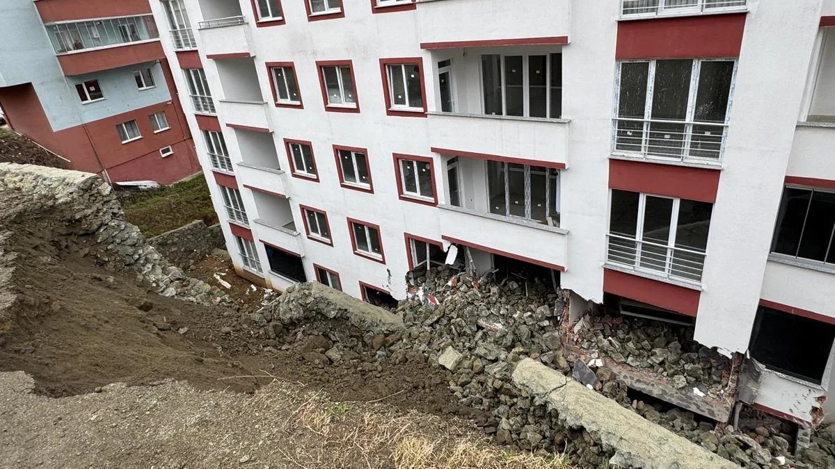 İstinad Duvarı Çöktü, Dairelere Zarar Verdi!