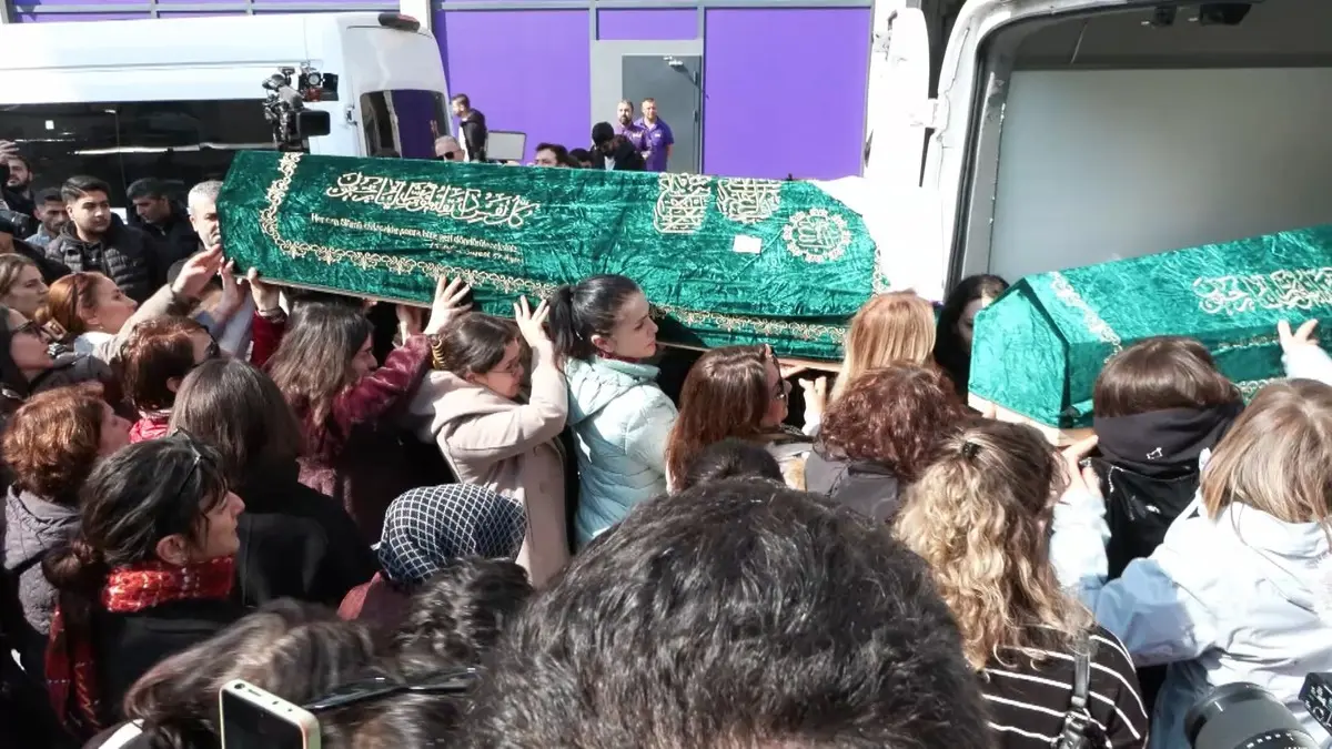 Anne-kız denizde ölü bulunmuşlardı: İstismarcılarının kurbanı oldular! Tabutları kadınlar omuzladı 3