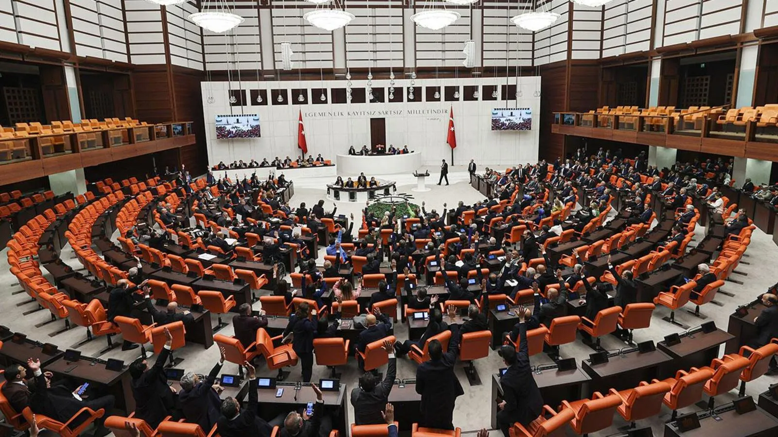 İttifak Savaşları: İki Vekil Parti Değiştiriyor!