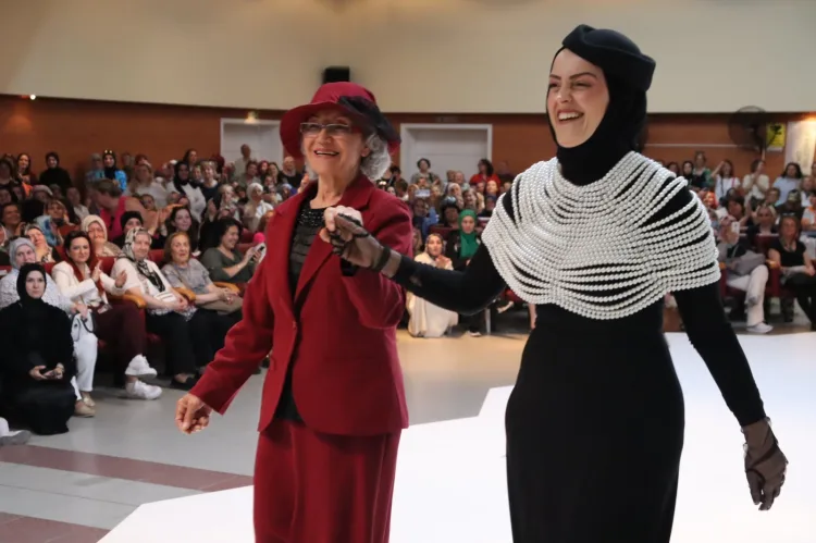 İZMEK Defilesi ve Yılsonu Sergisi Sanatseverlere Sunuldu!