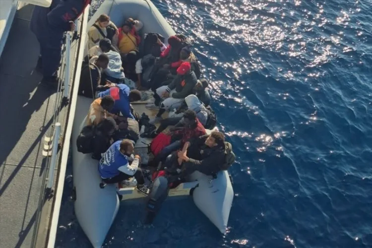 İzmir Açıklarında 17 Düzensiz Göçmen Yakalandı
