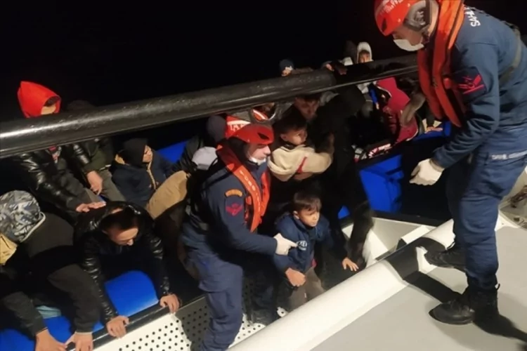 İzmir Açıklarında 74 Düzensiz Göçmen Yakalandı!