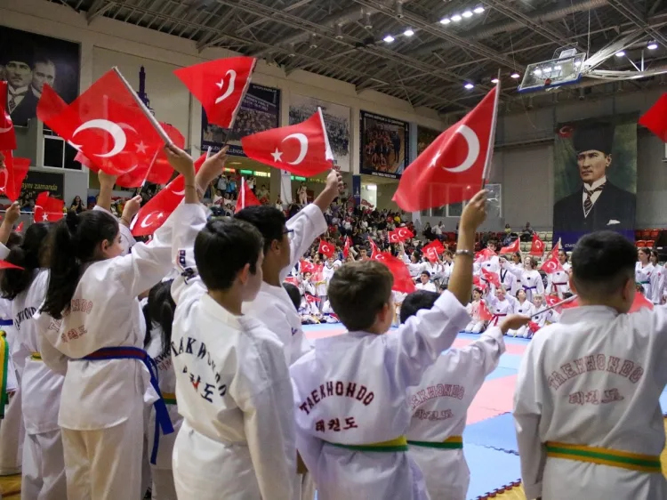 İzmir Büyükşehir’den Gençlere Spor Desteği!