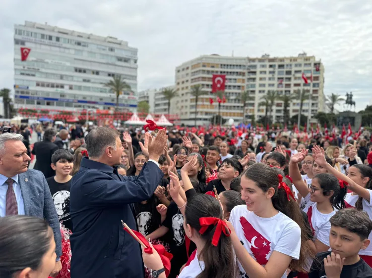 İzmir’de 23 Nisan Coşkusu ve Anma Töreni
