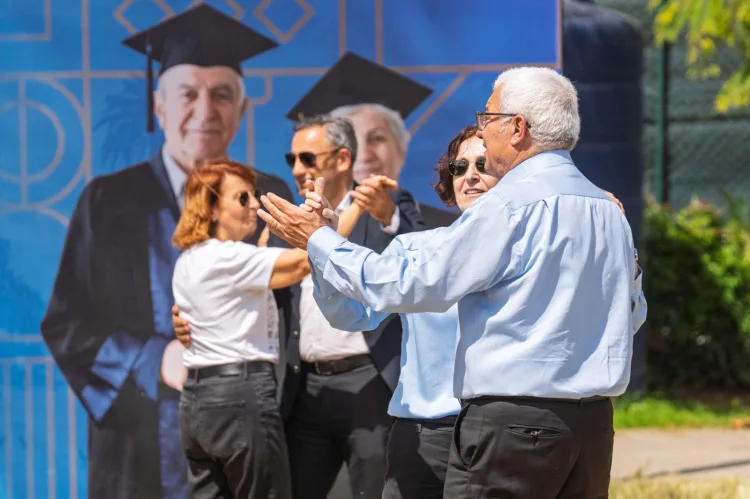 İzmir’de 3. Yaş Üniversiteleri Şenliği Coşkuyla Yapıldı