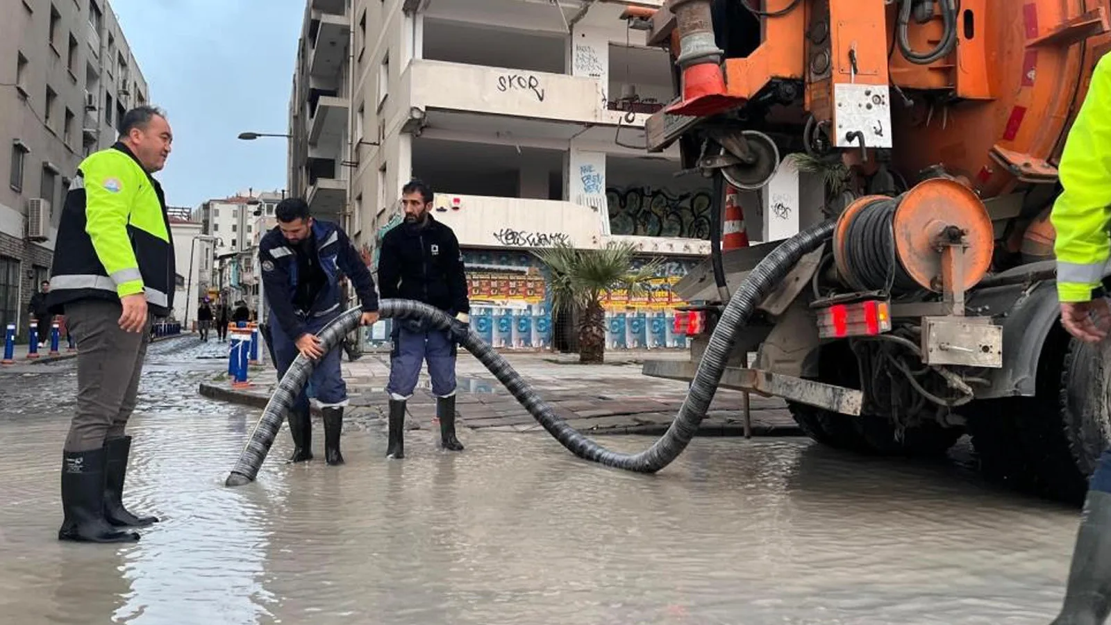 İzmir’de 50 Yılda Bir Görülen Dalga Uyarısı!