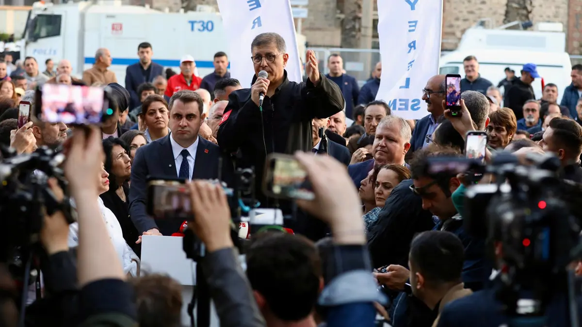 İzmir de bina krizi! Polis ablukasında sabaha kadar nöbet: CHP liler geri adım atmıyor 2