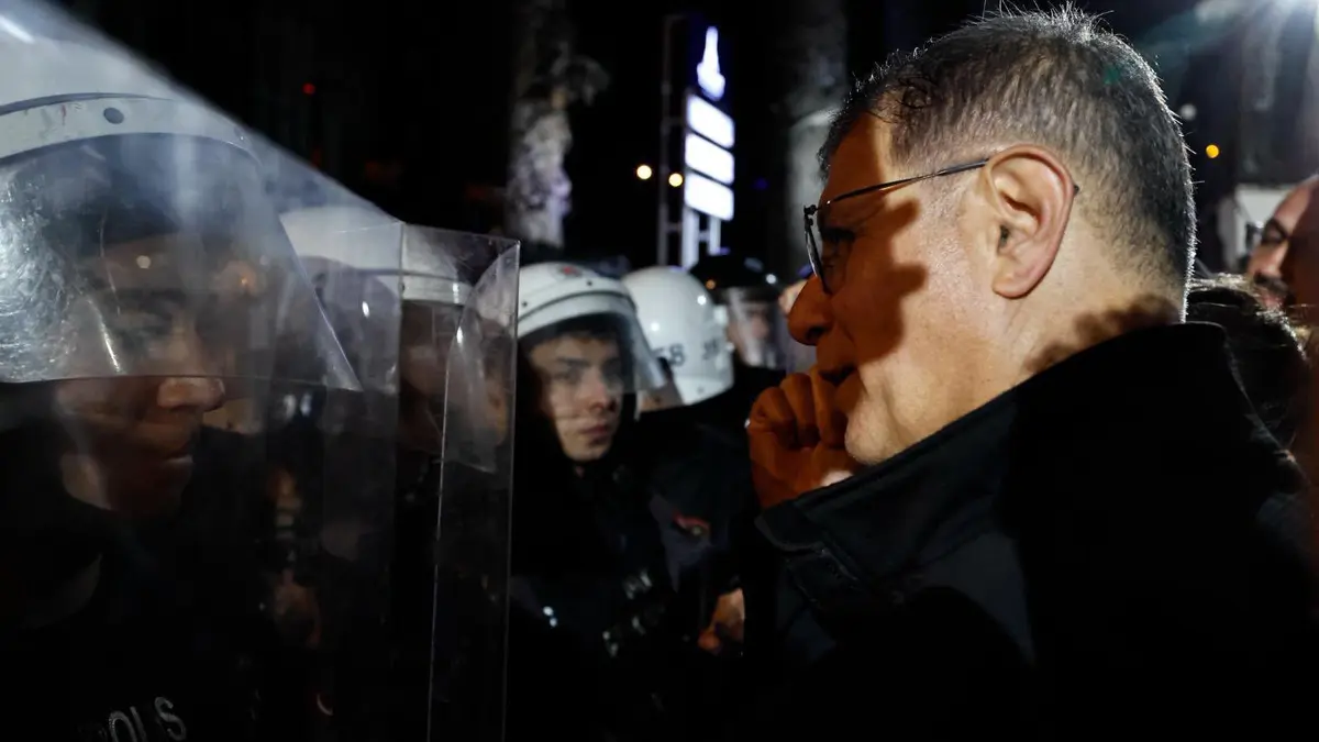 İzmir de bina krizi! Polis ablukasında sabaha kadar nöbet: CHP liler geri adım atmıyor 4