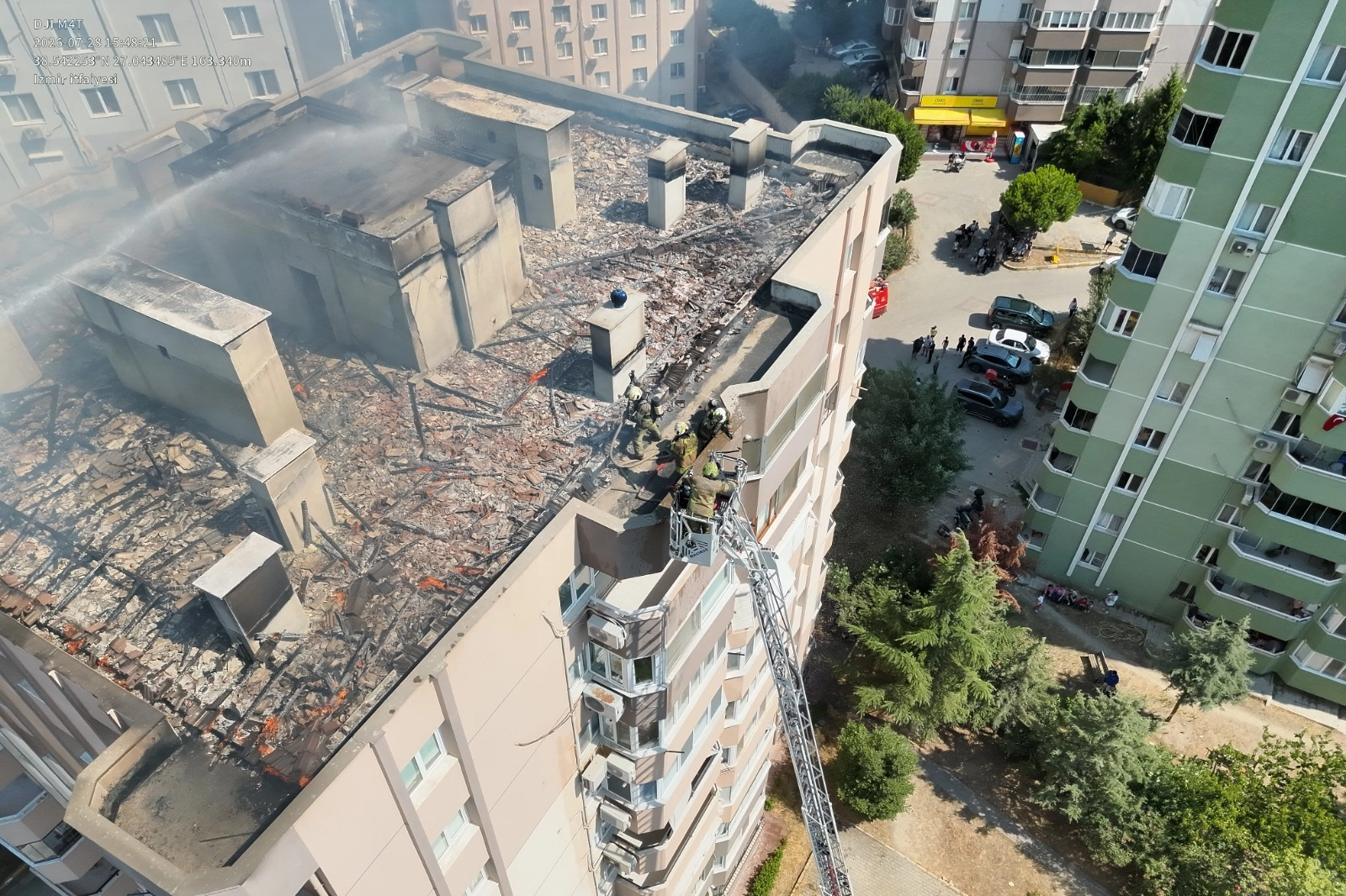 İzmir’de Çatı Yangını: 3 İşçi Kurtarıldı!