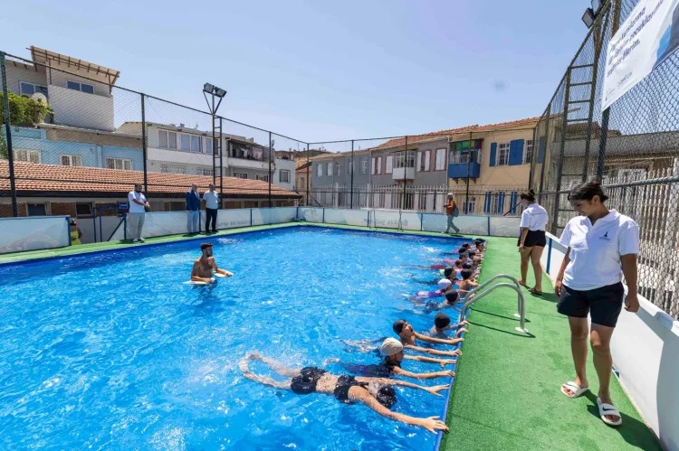 İzmir’de Çocuklar Yüzme Eğitimiyle Mutluluğu Yaşıyor