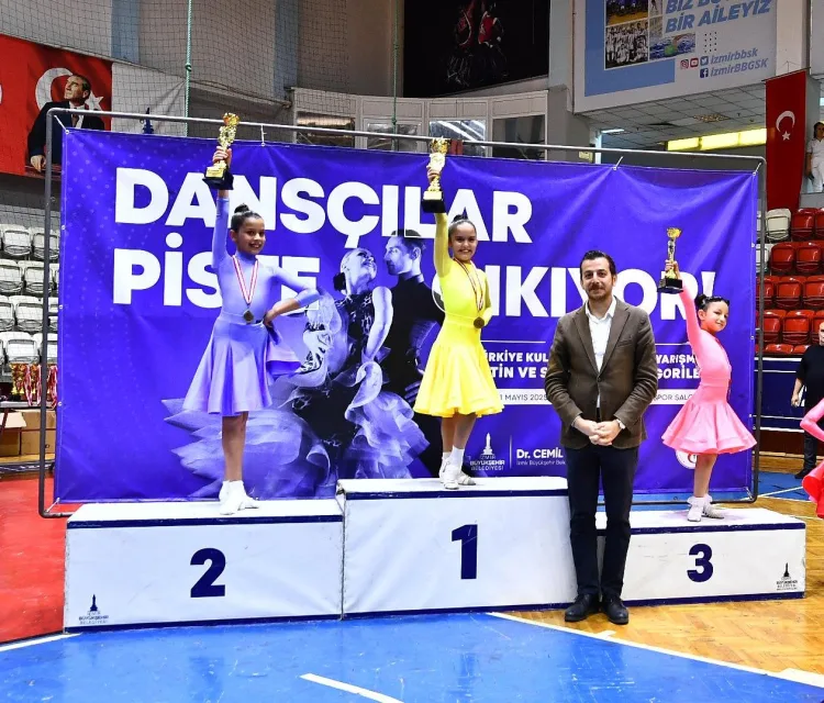 İzmir’de Dans Sporu Festivali Renkli Anlara Sahne Oldu